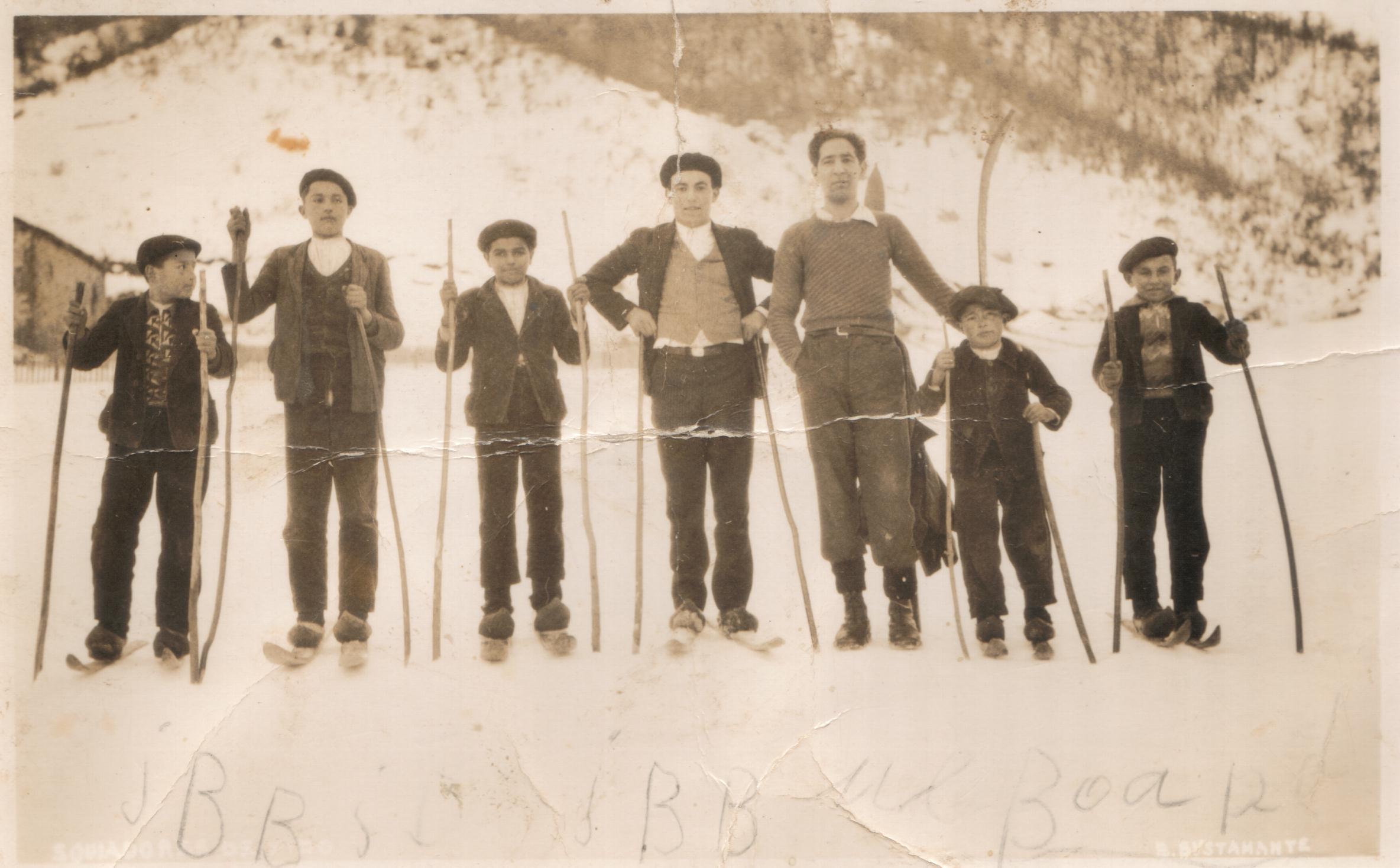 Foto de jóvenes esquiando en la Valleja del Cuérano de Pido. Pulse para verla más grande