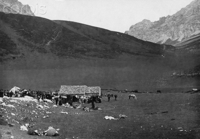 La ermita en 1922. Foto de Pío Noriega, tomada de http://www.corbisimages.com/stock-photo/rights-managed/42-25163981/a-view-of-a-mass-held-for?popup=1