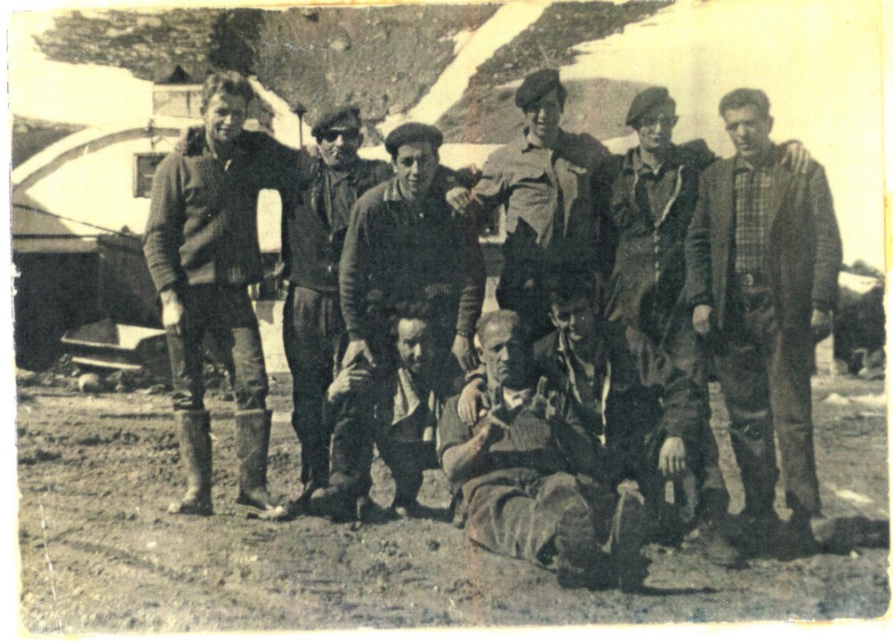 Grupo de mineros entre los que se encuentran Marcial Santos y Bonifacio Garrido