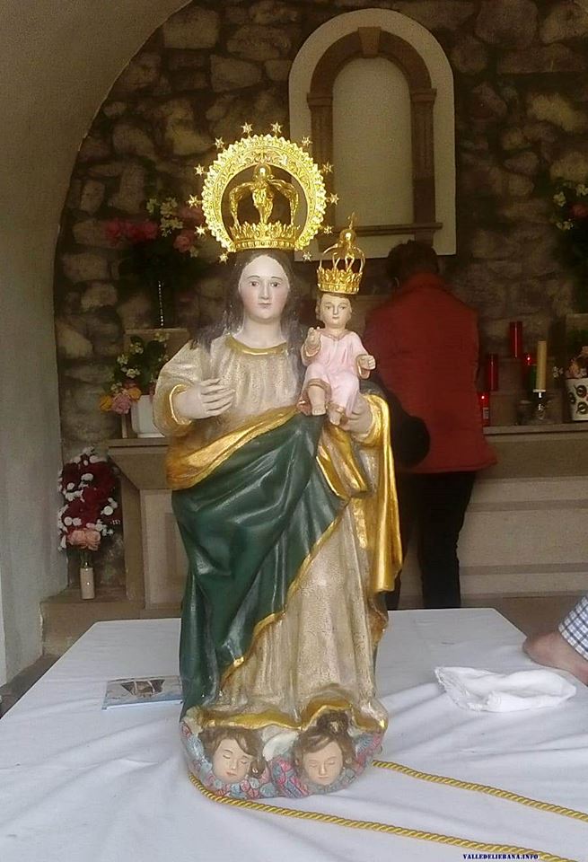 Virgen de la Salud en su ermita de Áliva. Pulse para verla más grande