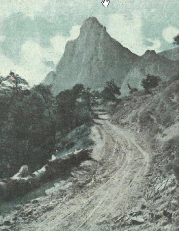 Camino de Igüedri, con Valdecoro al fondo, en 1915. Su amplitud y buen estado se debe a que por él circulaban los carros con el mineral. Foto de Francisco Núñez Losada