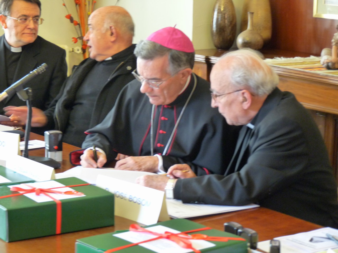 El obispo firmando uno de los documentos del proceso. Pulse para verla a mayor tamaño