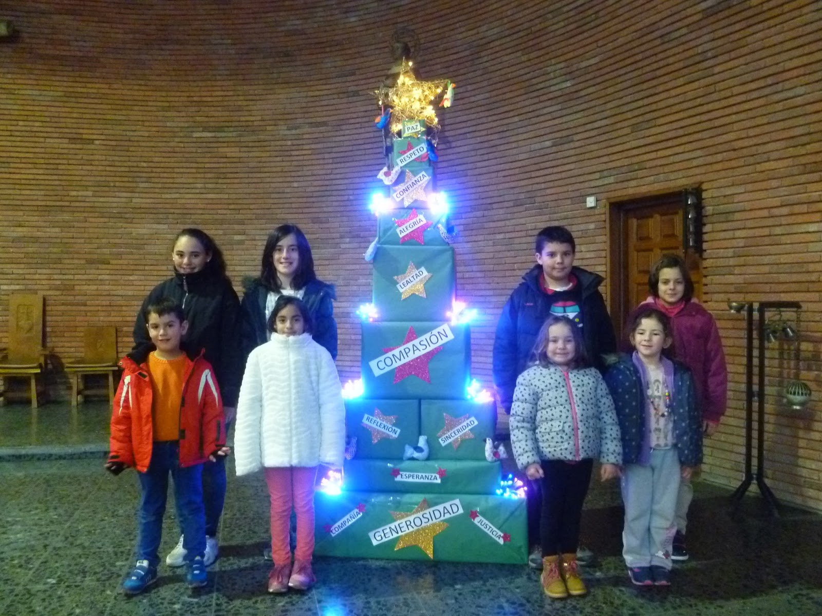 Los escolares con su árbol de Navidad. Pulse para verlo más grande