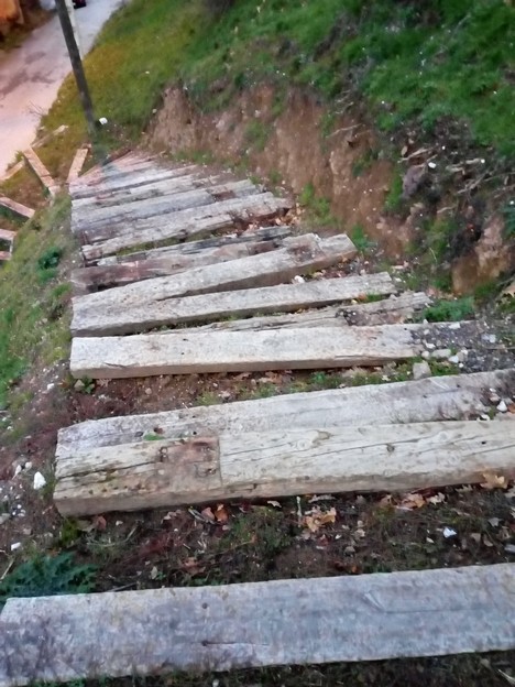 Estado de la escalera entre Resturo y la carretera. Pulse para verlo más grande