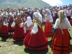 Nias del Concejo danzando. Foto de Cristina
