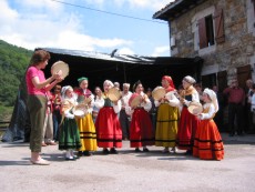 Grupo de Danza Infantil del Valle de Camaleo, con Mara Bulnes al frente. Foto de Mara Jess